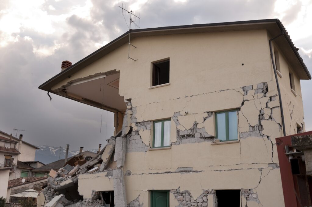 地震で外壁に大きなひび割れが生じた建物の写真