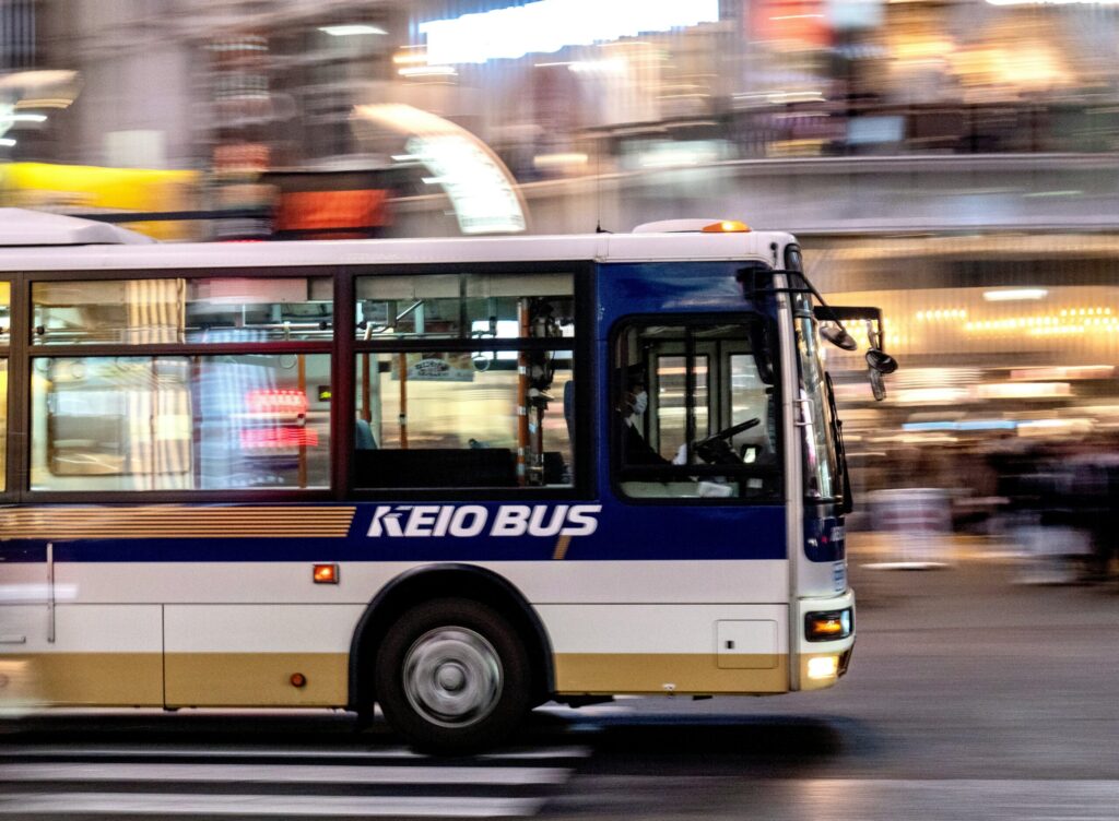 道路を走行する大型トラックの後方部分